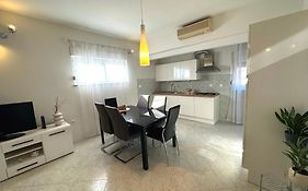 Spacious 3Bdr App In Center 
